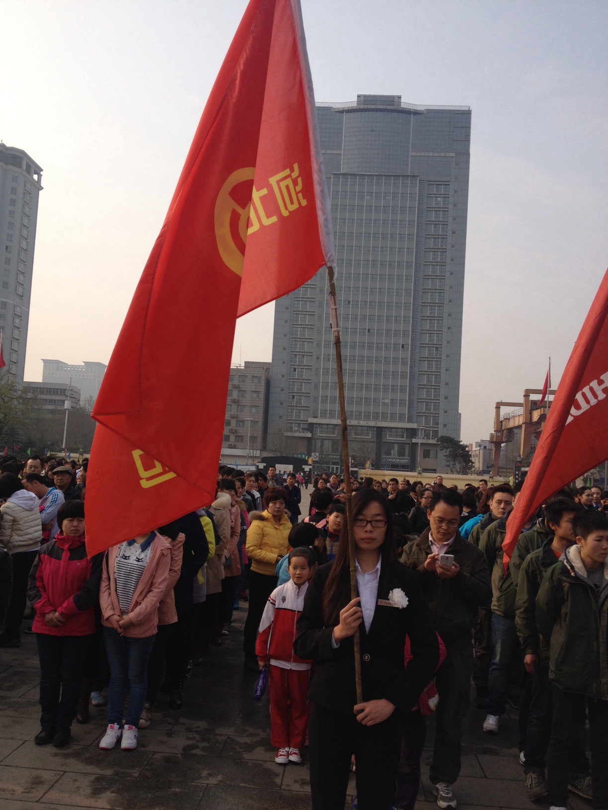 公司干部職工，到華北軍區(qū)烈士陵園掃墓，深切緬懷革命先烈